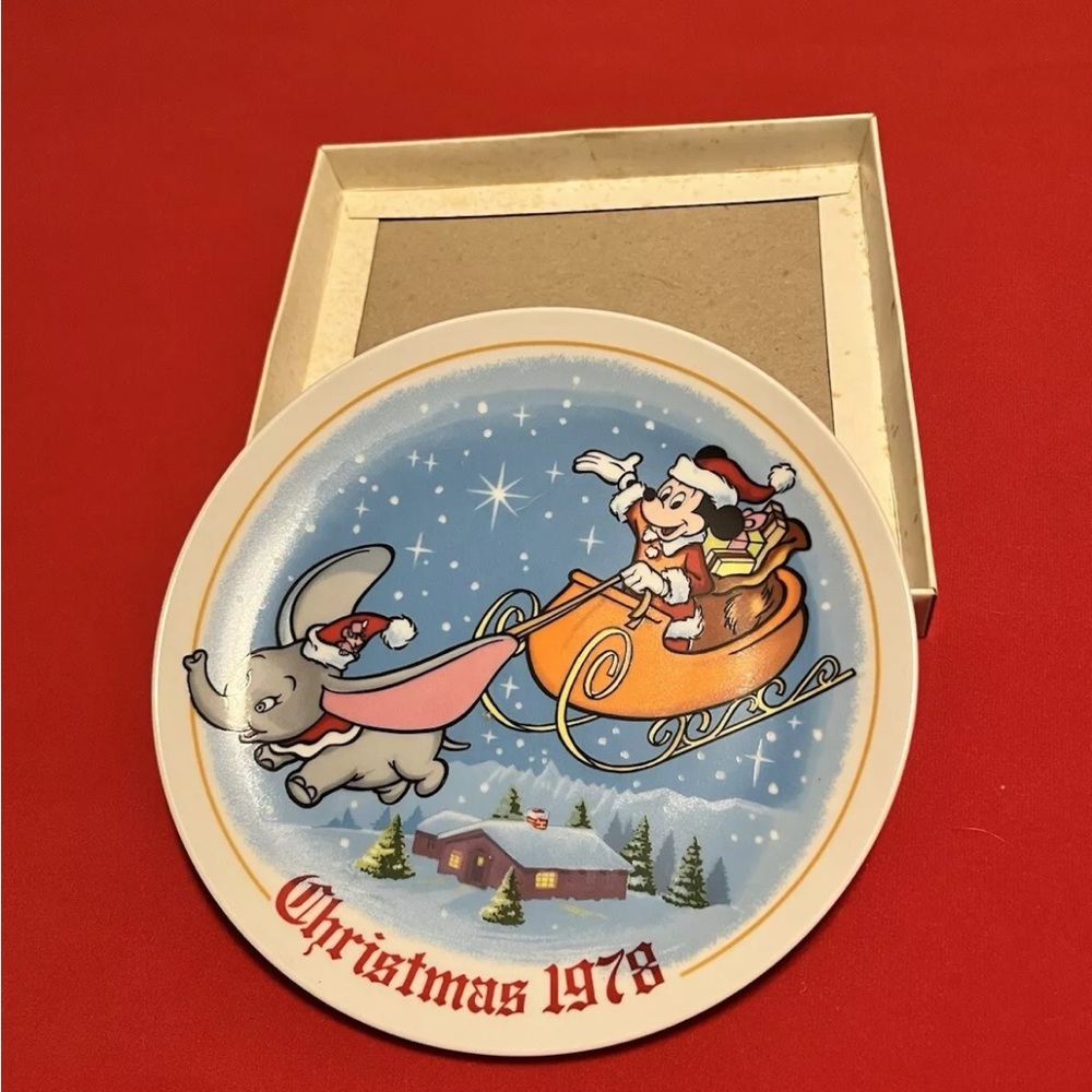 Vintage Disney Christmas Collector Plates - Picture 4 of 9